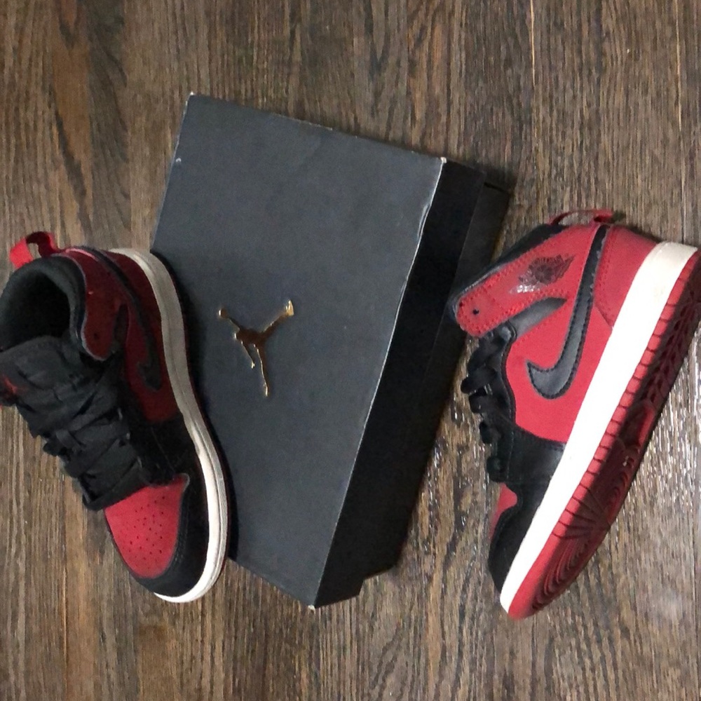 Jordan 1s mid